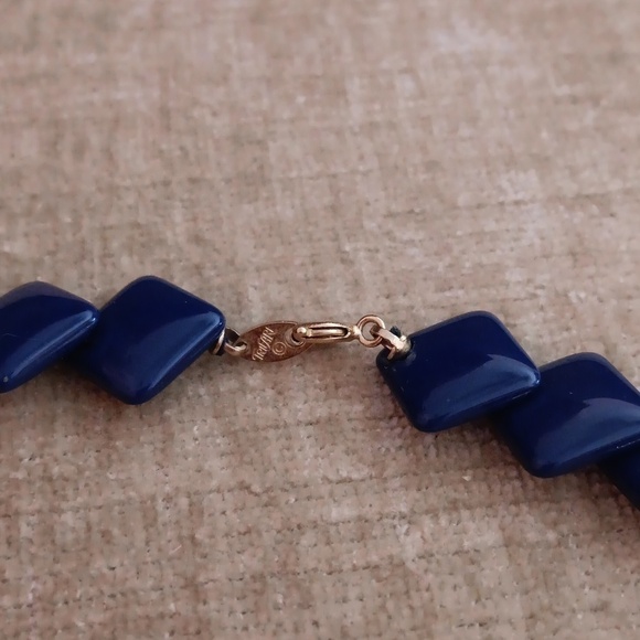 Vintage Trifari Overlapping Square Navy Lucite Plastic Bead Necklace - Picture 4 of 4